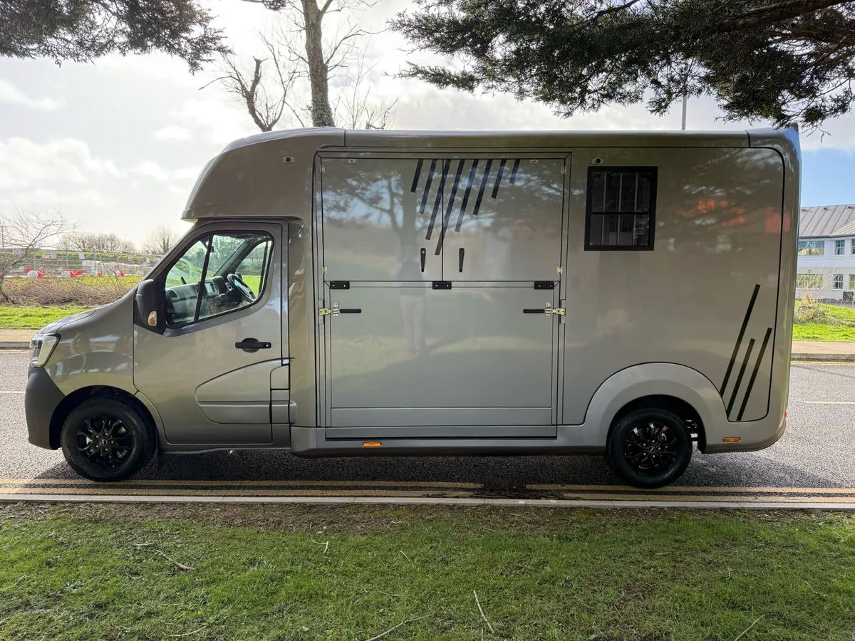 
								AKX Single Cab Horsebox full									
