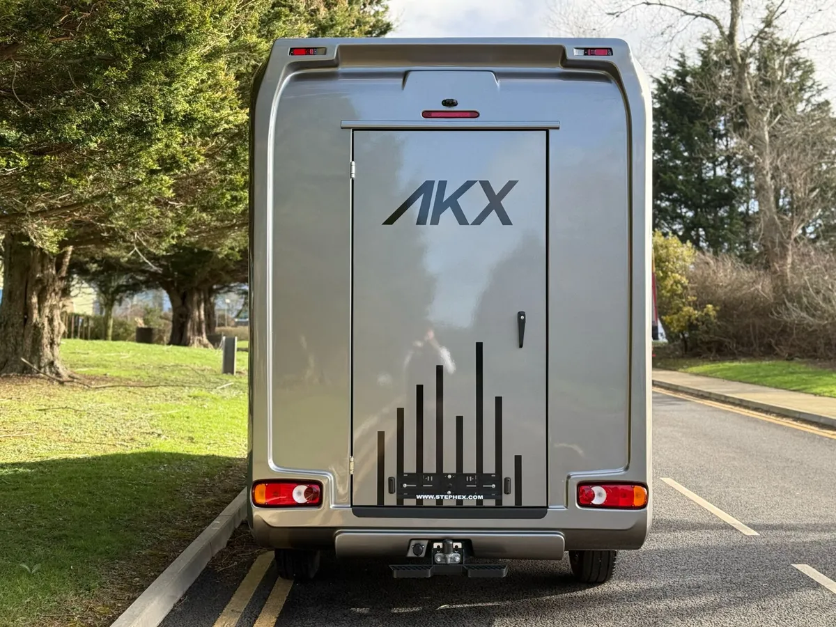 
								AKX Single Cab Horsebox full									