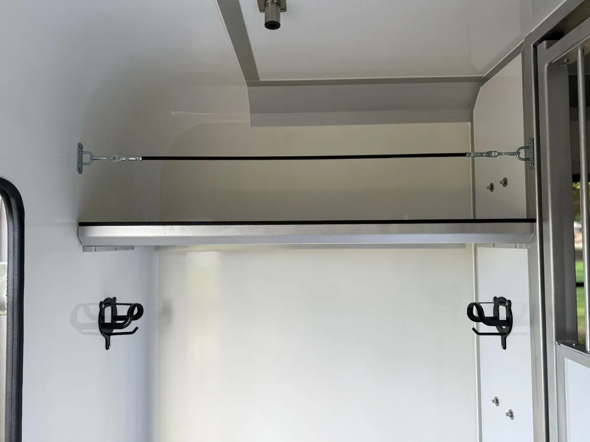 
								AKX Single Cab Horsebox full									