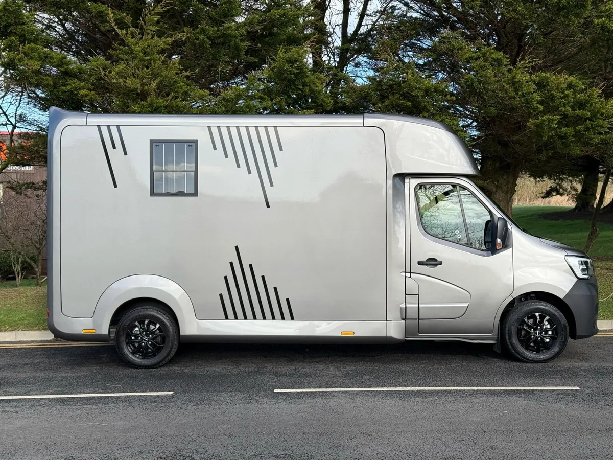 
								AKX Single Cab Horsebox full									