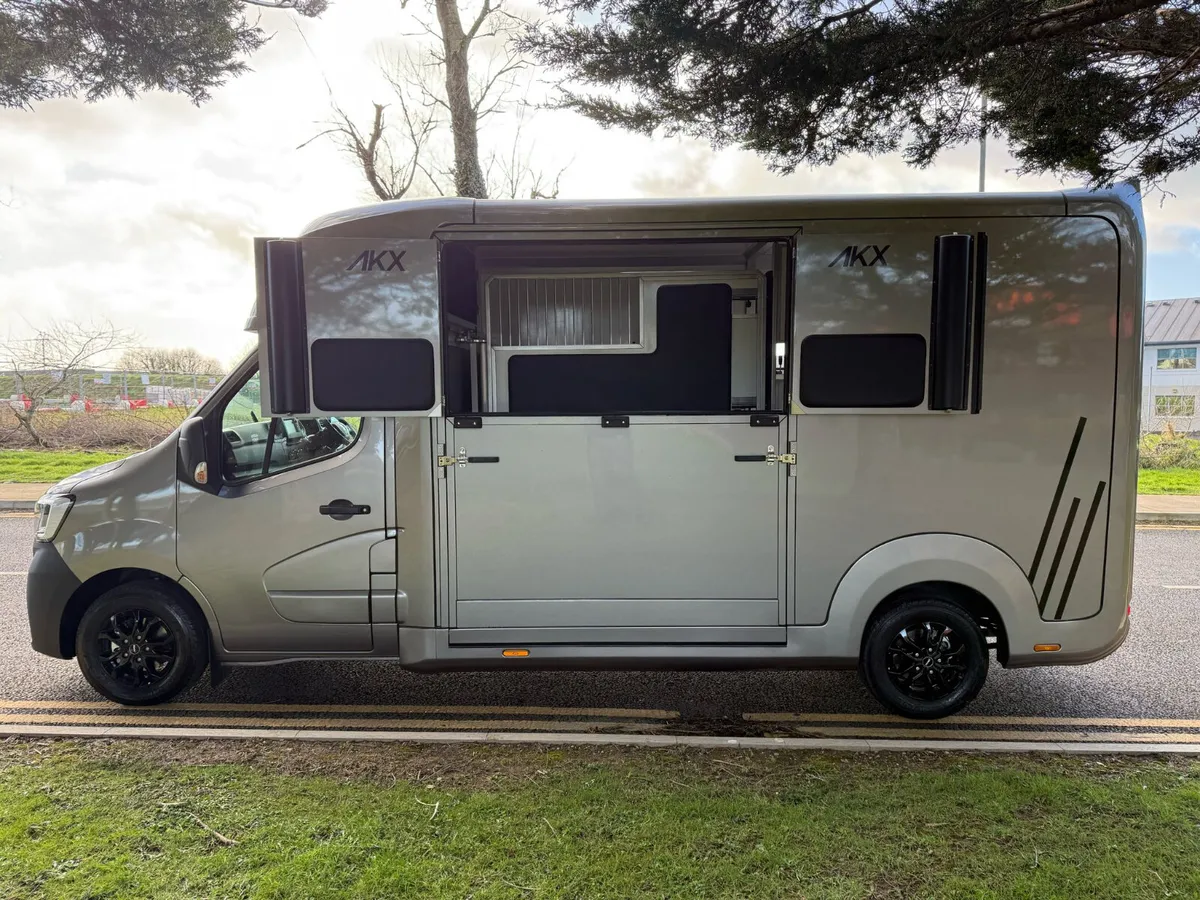 
								AKX Single Cab Horsebox full									
