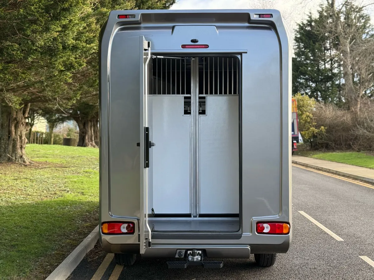 
								AKX Single Cab Horsebox full									