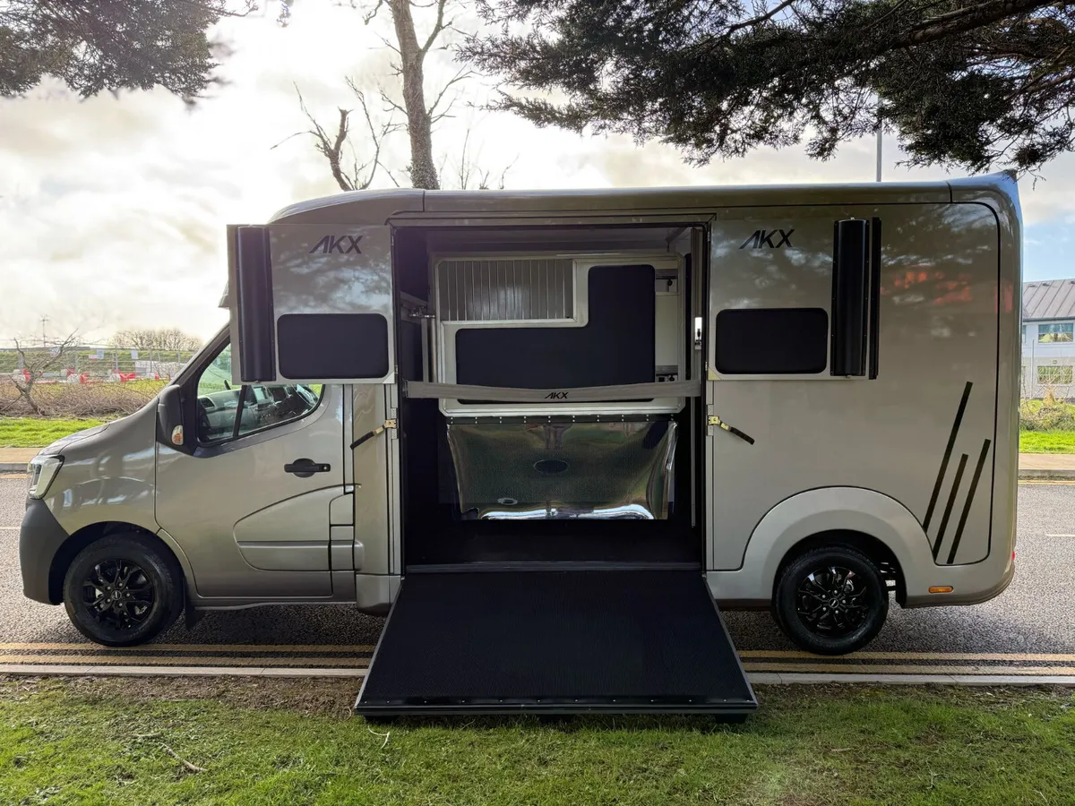 
								AKX Single Cab Horsebox full									
