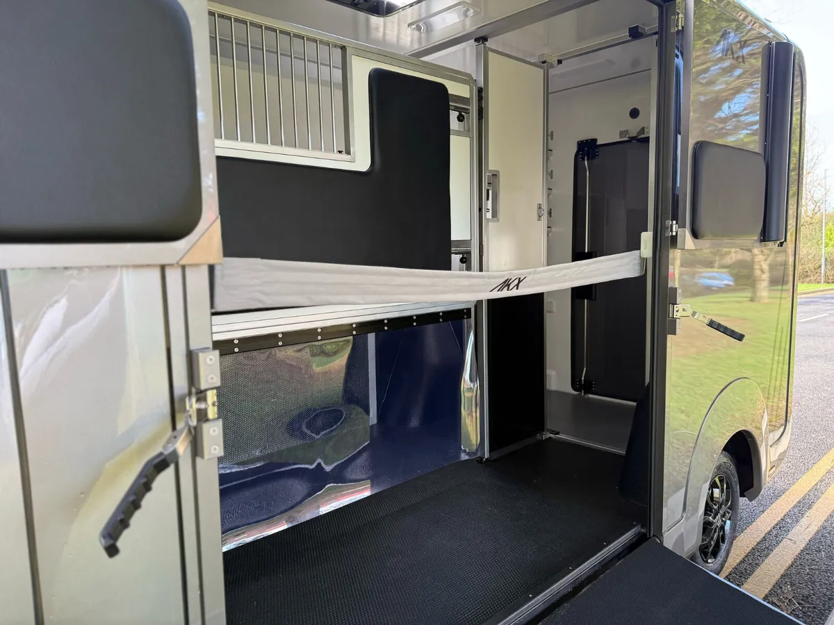 
								AKX Single Cab Horsebox full									