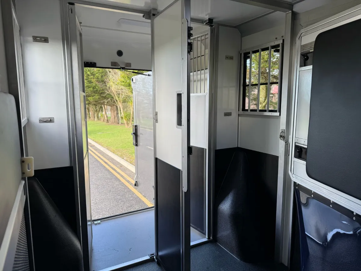 
								AKX Single Cab Horsebox full									